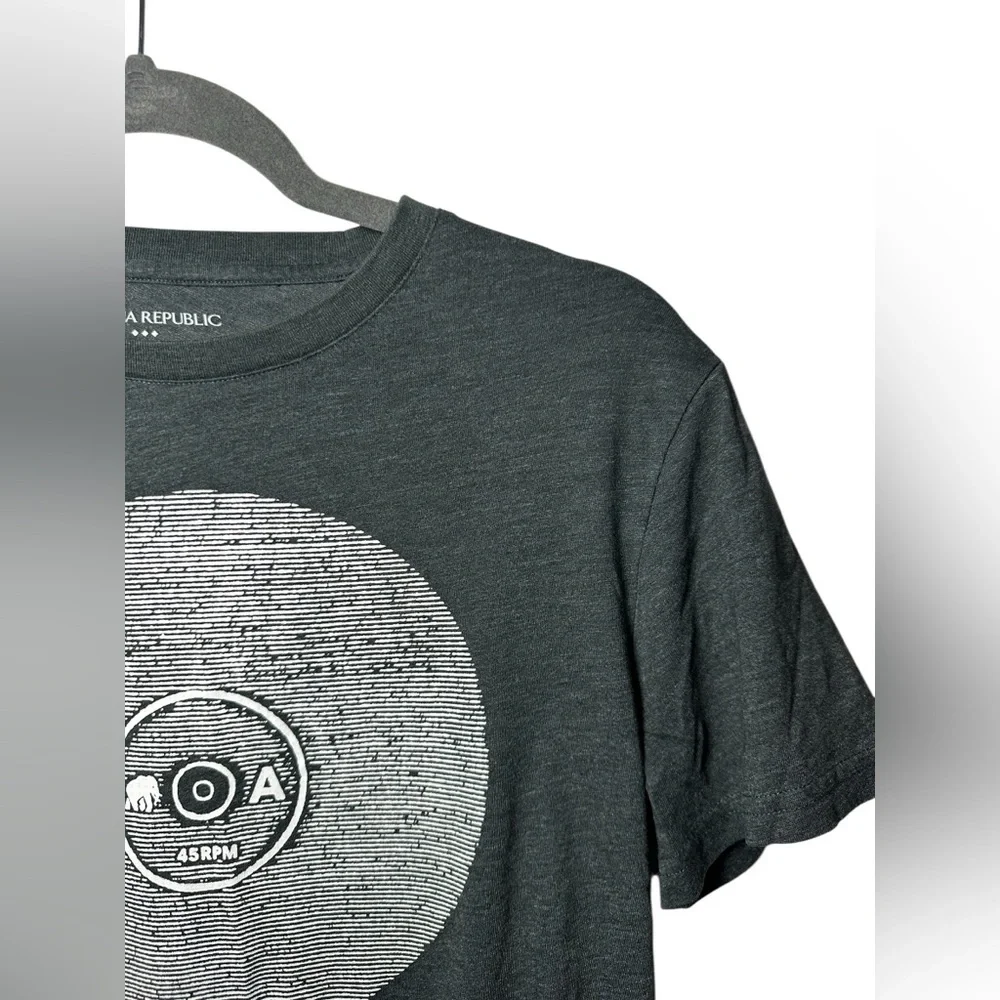 Banana Republic Graphic Tee‎ Shirt Men’s Small Gray Short Sleeve